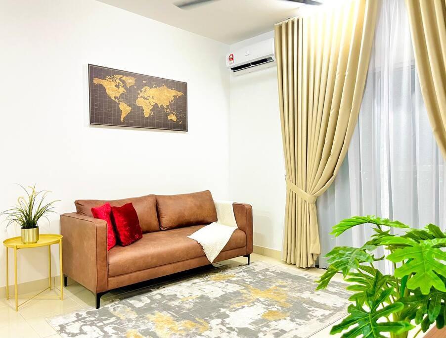 Alanis With Netflix @ Klia Apartment